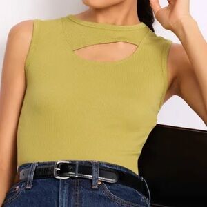 THE COMMONS DELIA SLEEVELESS CUTOUT NECK RIBBED KNIT TOP OLIVE-M